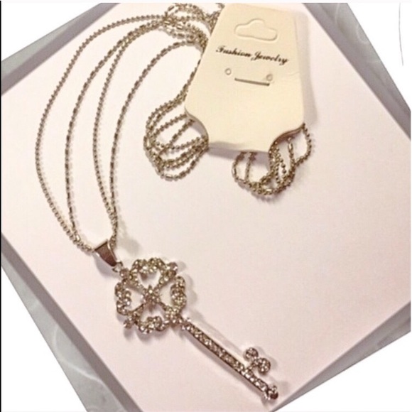 💖Crystal key pendant and necklace💖LAST ONE 💖 - Picture 3 of 3